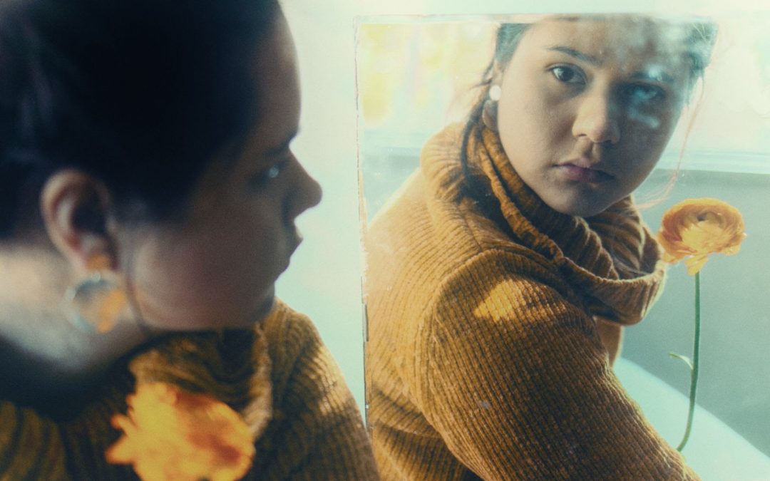 Monse Sembler estrena su colorido y emotivo EP debut «Guardo»