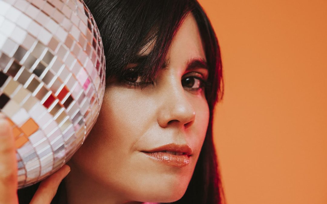 «Yo no te pido la luna» por Javiera Mena