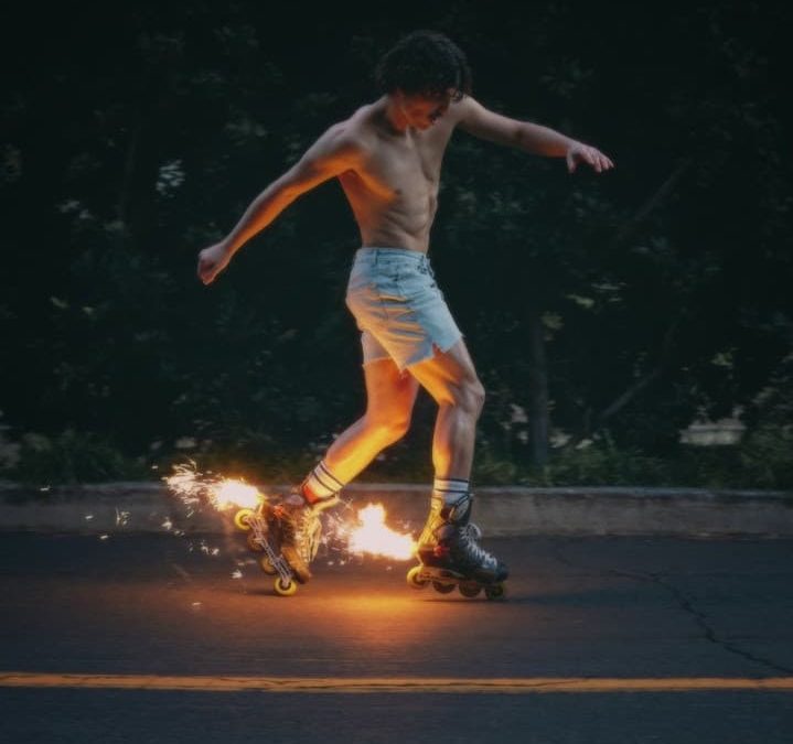 Benson Boone lanza su álbum debut «Fireworks & Rollerblades»