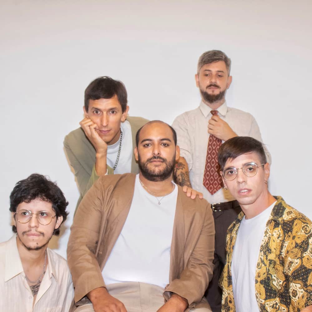 Nos Miran Raro estrena su nuevo disco «Dramático»