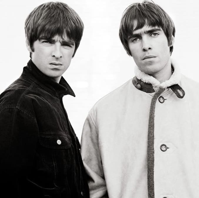 «You’ve Got To Hide Your Love Away» por Oasis