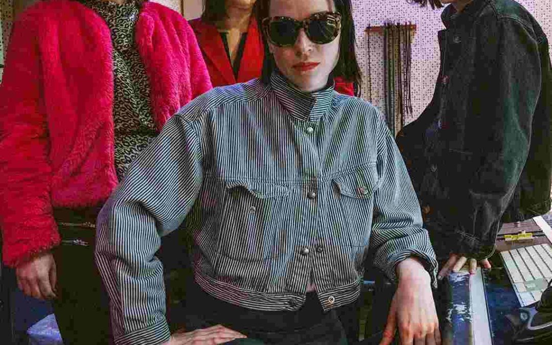 «Dig Me Out» por St. Vincent