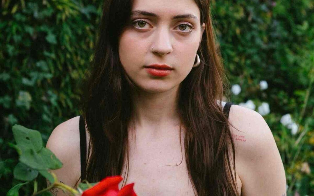 «Pushing It Down and Praying» de Lizzy McAlpine