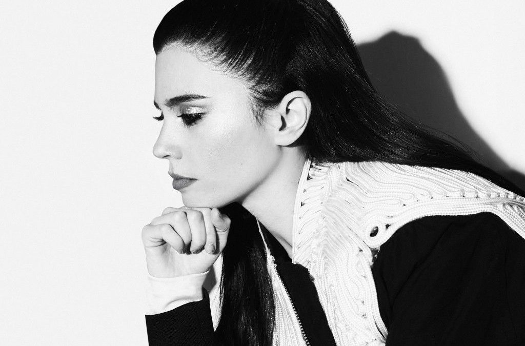 «Mujer Contra Mujer» por Javiera Mena