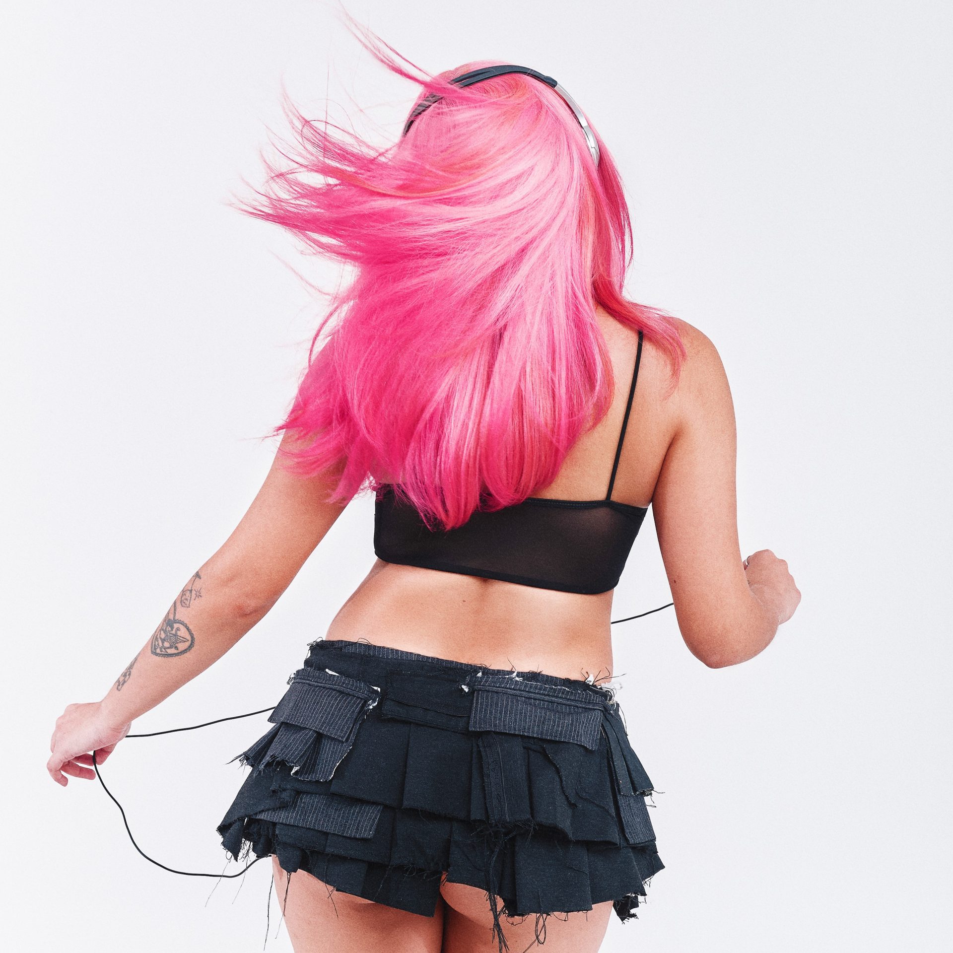 VLNTNA B REVELA NUEVO SINGLE «TENSiON»